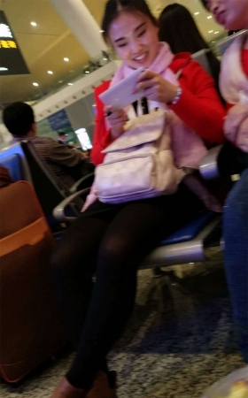 笑容迷人的黑色丝袜漂亮美女