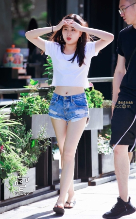热裤，裸腿，人字拖，美女 [11P]