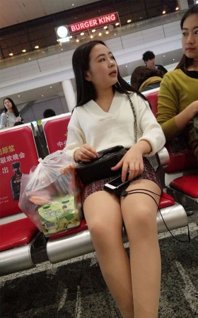 车站白色毛衣格子紧身包臀裙肉色丝袜漂亮美女极品长腿