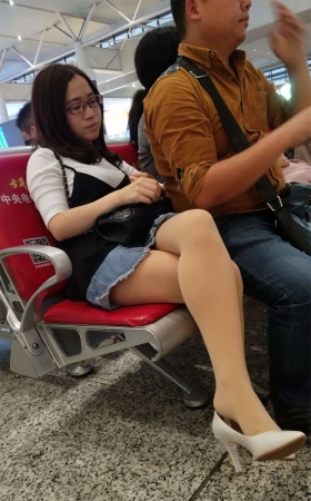 高铁站等车的白色高跟肉色丝袜牛仔短裙少妇
