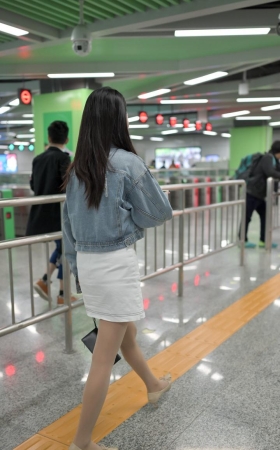 地铁站的丝袜美女3A3508[220M]