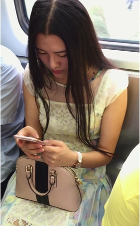 地铁偶遇甜美公主裙美眉