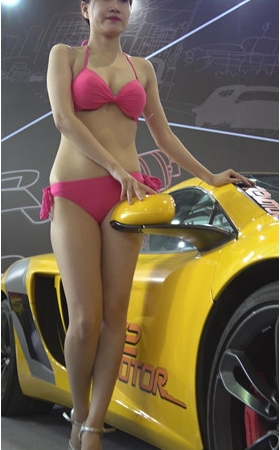 泳装车模小姐姐
