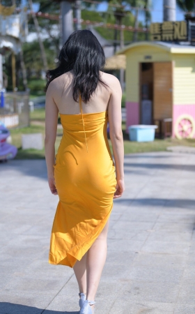 黄裙女子