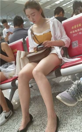 4k超清，候车室街拍白皙大长腿美女姐姐，颜值爆表腿长身...