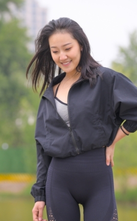 黑色紧身瑜伽裤美女
