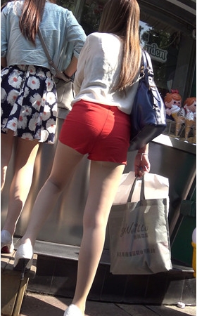 红色短裤妹子