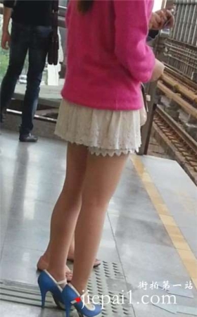 高铁站台偶遇高跟美腿短裙少妇
