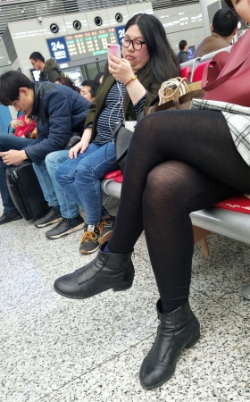 车站候车的黑色丝袜打底裤美少妇玩自拍