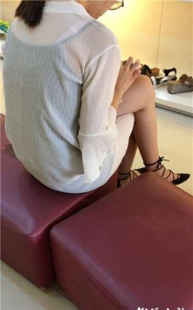 鞋店偶遇美腿高跟鞋美眉