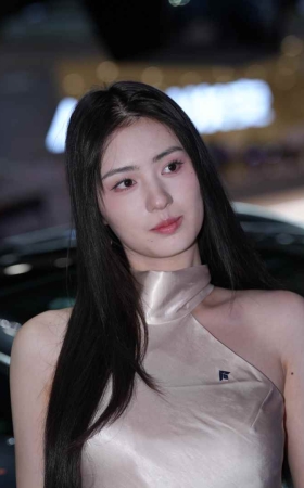  长裙气质周周酱 [126P1V-3.26GB]
