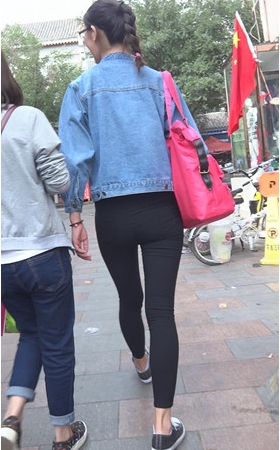 牛仔衣黑紧裤妹子