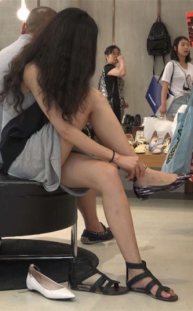 试鞋的苗条美眉