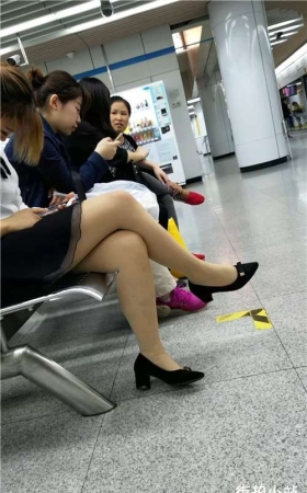 白衬衫，丝袜姑娘