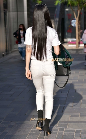 左手倒影赛帖：白牛仔紧绷美臀，漂亮美女有魅力 [14P]
