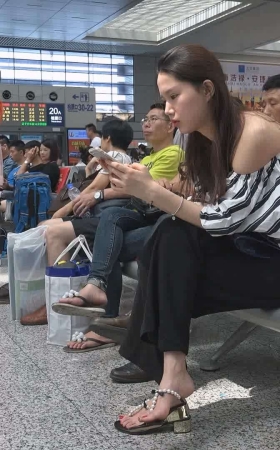 鲜嫩的玉足凉高跟气质小姐姐