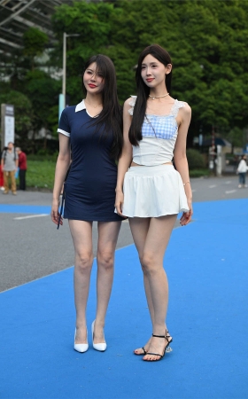 白色百褶裙