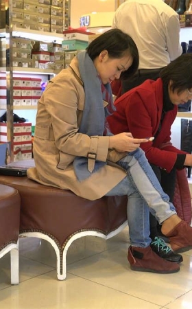 商场各色袜类试鞋