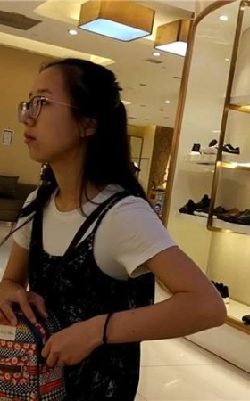 街拍鞋柜试鞋的花裙眼镜妹
