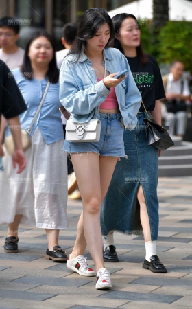★牛仔热裤素颜美女 [14P]