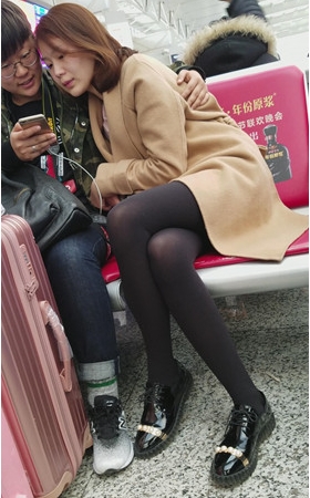 在男友身边的黑丝小姐姐