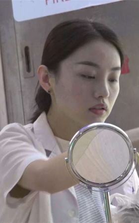 挑鞋的小护士