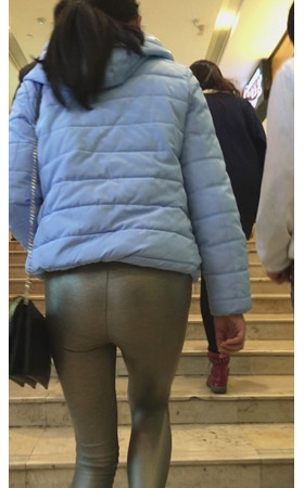 金色紧身裤妹子