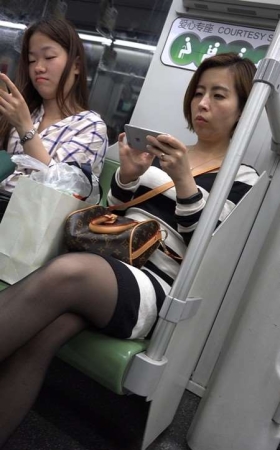 4k视频，美女的黑丝袜破了谁能给新买一双