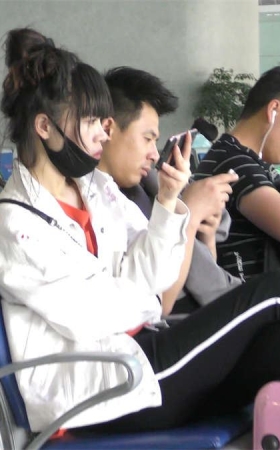 高铁站棉袜脚丫很霸气