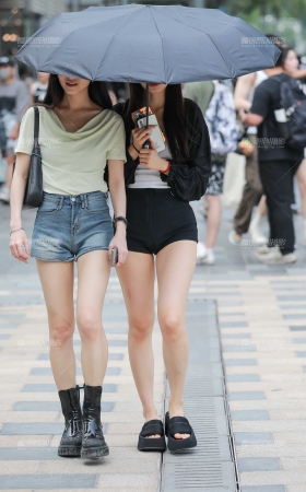 上楼梯的热裤小妹 [27P]