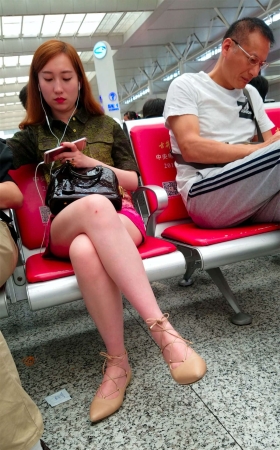 连衣裙美腿金发极品美女