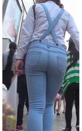 丰满紧身牛仔背带妹子