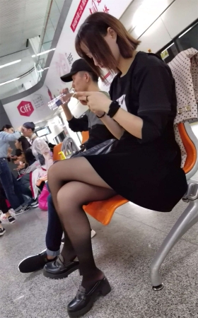 街拍黑色短裙街拍黑丝气质