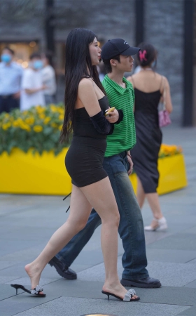 黑色紧身包臀裙