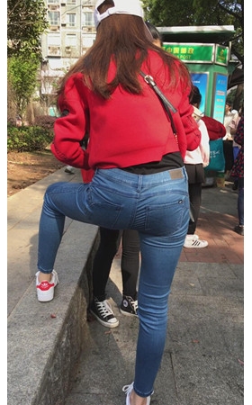 红衣牛仔裤小妹