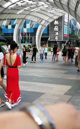 露背连衣裙，运动鞋（10） [11P]