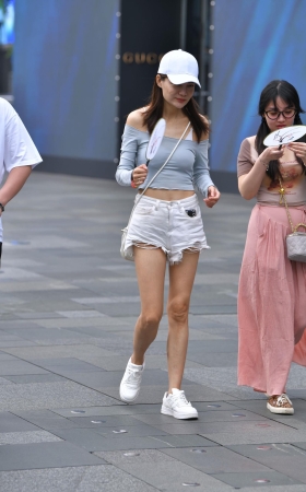白热裤美女