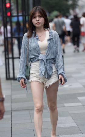 热裤美女
