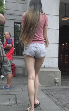 长发短裤月牙美女