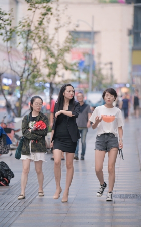 楼下小区的美腿高跟美女