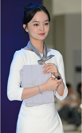 白裙美女销售(70P)