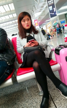 车站候车的黑色丝袜短裙少妇