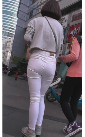 紧身白裤短发妹子