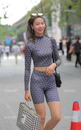紧身美眉 [18P]