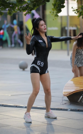 黑皮热裤美女跳舞