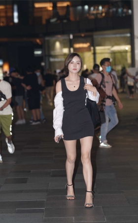 漂亮的黑色连体裙美女