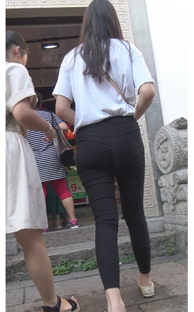 黑色紧身裤小姐姐