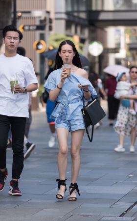 逛街的美女