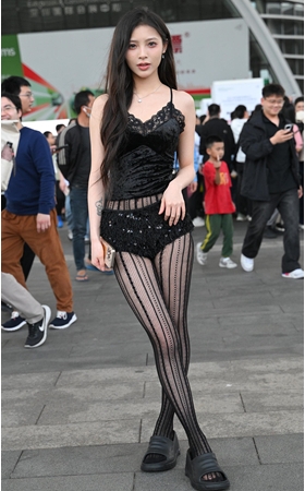 性感的黑丝美女(65P)