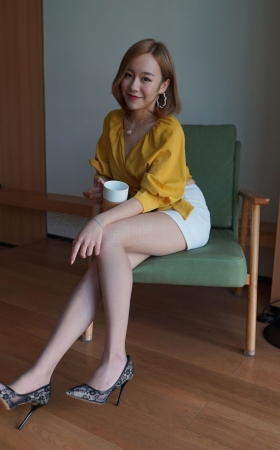 性感肉丝短裙配黄衫